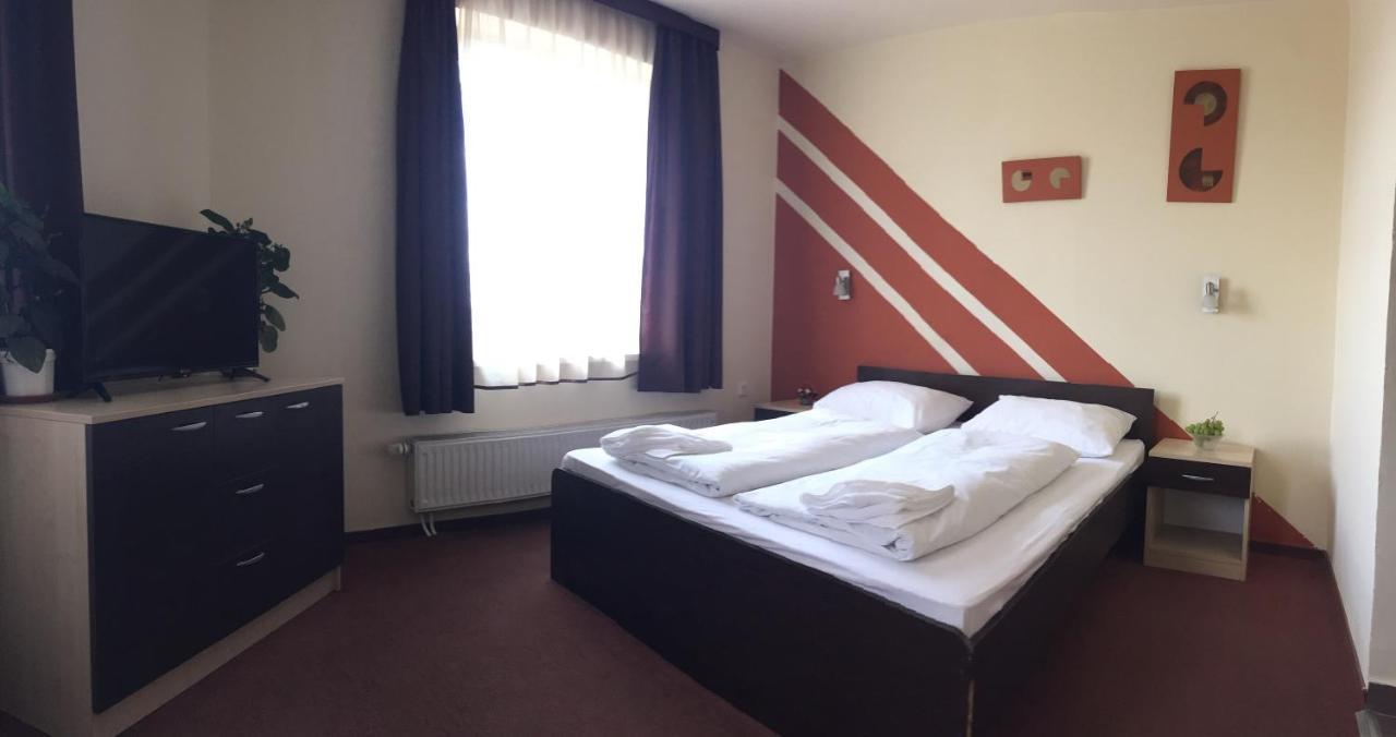 פץ' City Hotel Agoston מראה חיצוני תמונה