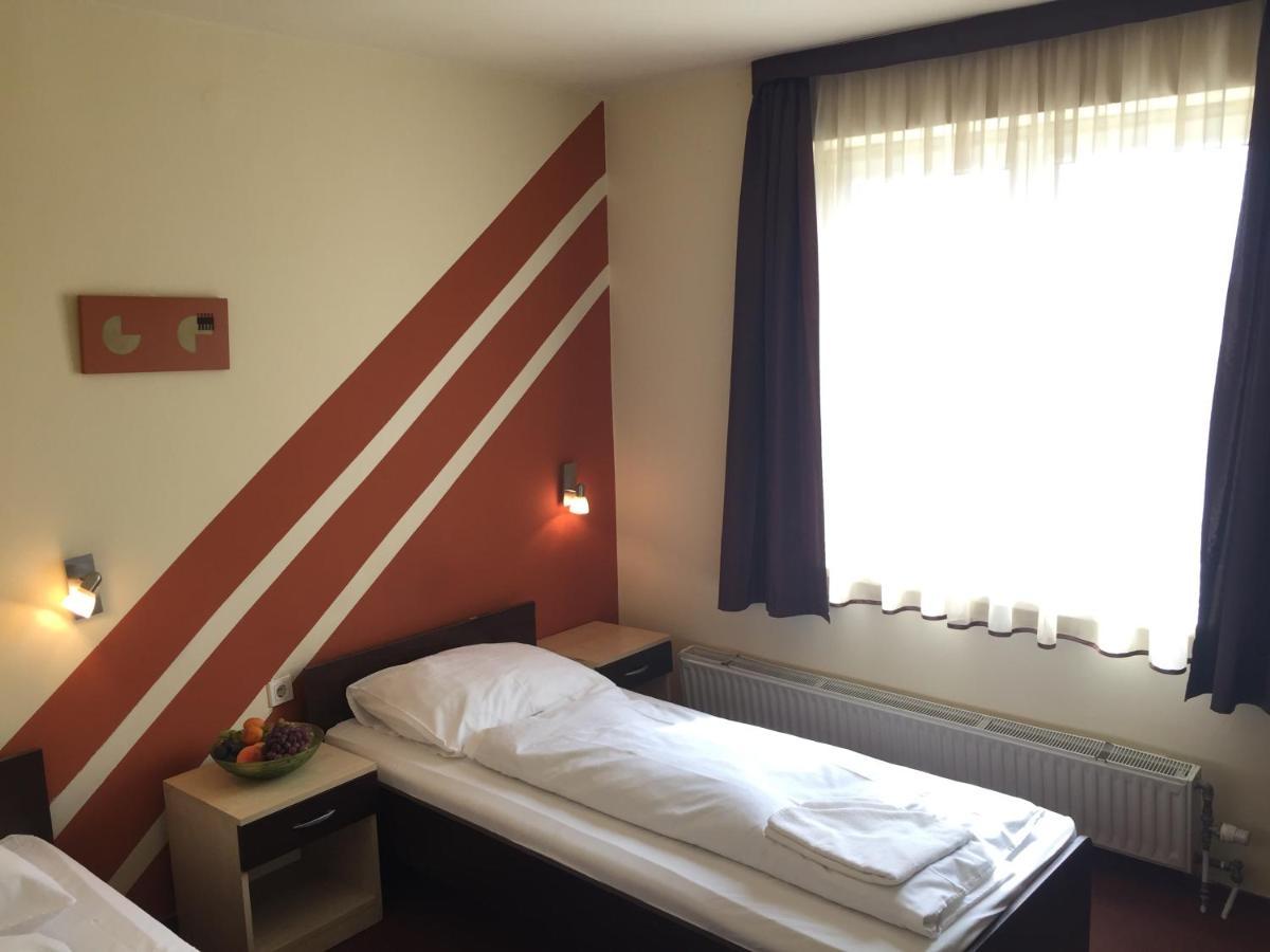 פץ' City Hotel Agoston מראה חיצוני תמונה