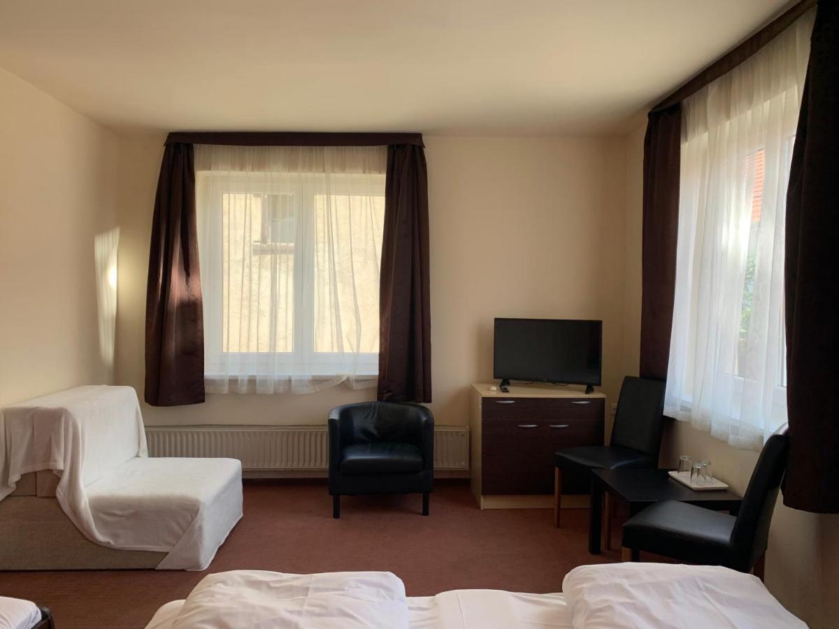 פץ' City Hotel Agoston מראה חיצוני תמונה