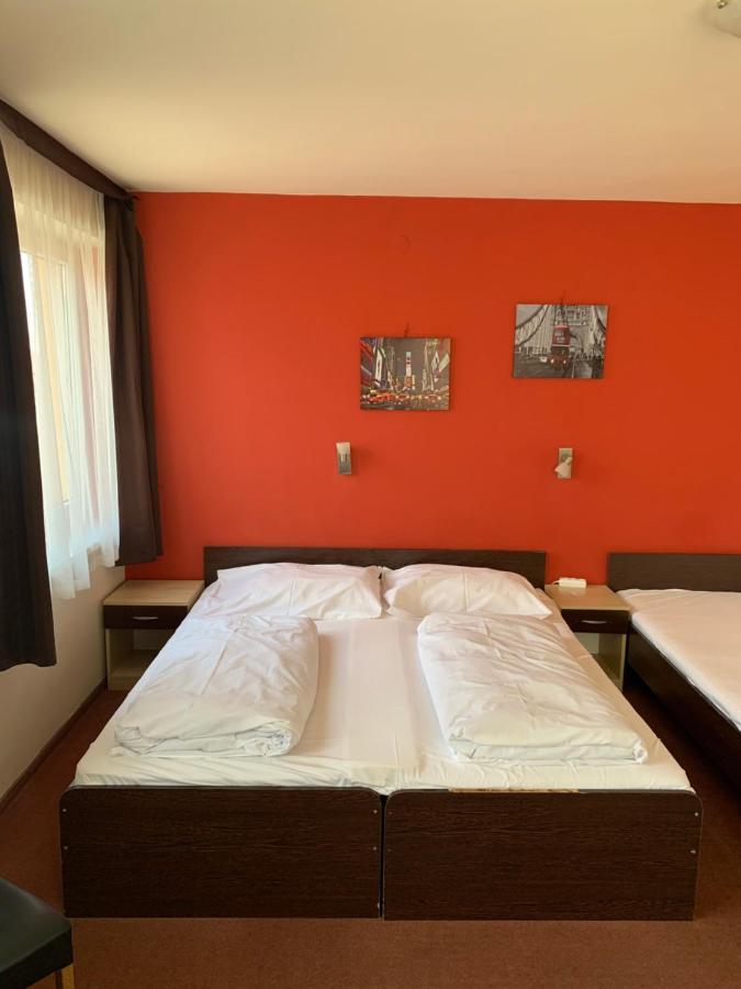 פץ' City Hotel Agoston מראה חיצוני תמונה