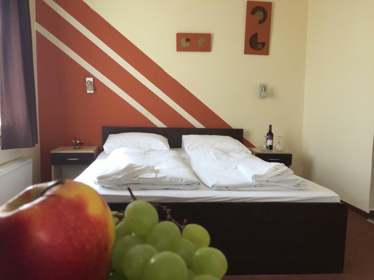 פץ' City Hotel Agoston מראה חיצוני תמונה