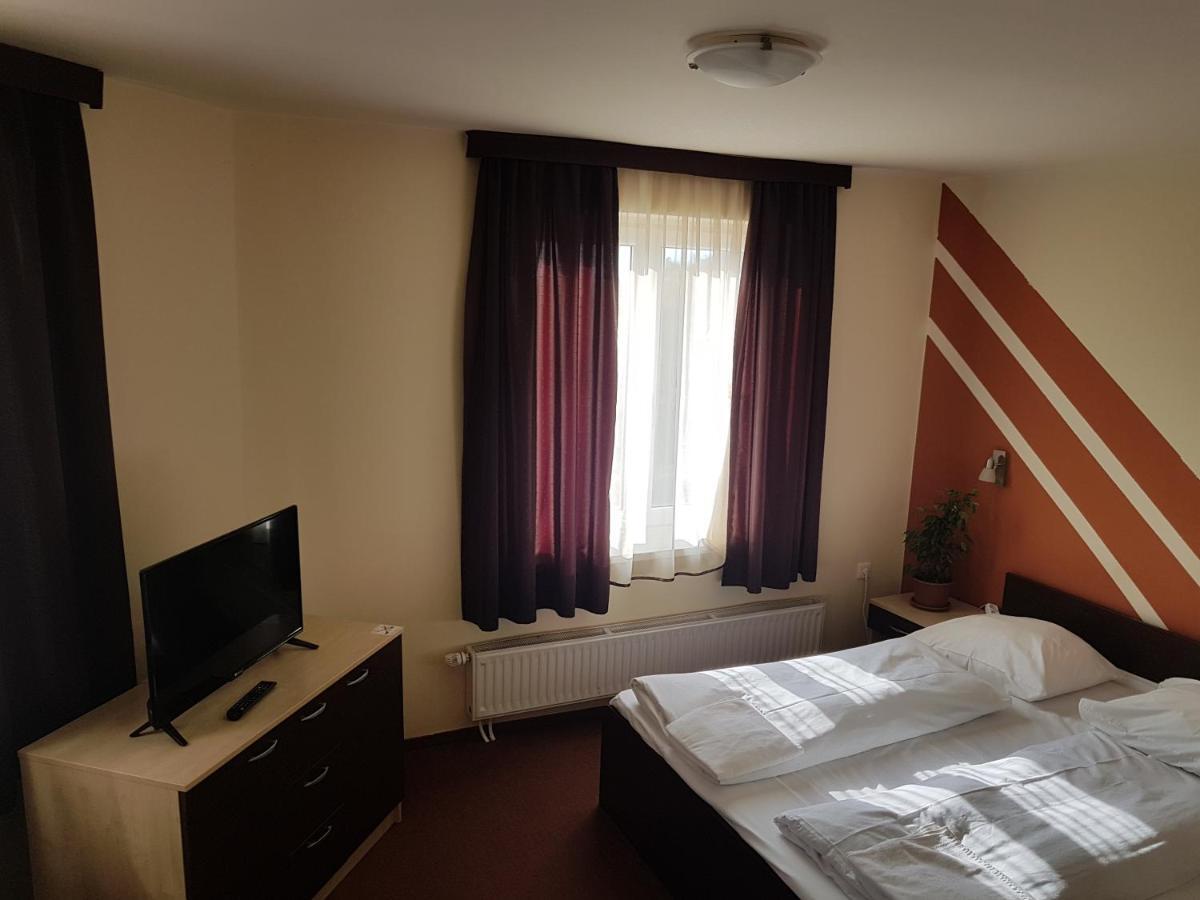 פץ' City Hotel Agoston מראה חיצוני תמונה